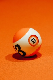 一个橙色台球图片