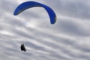 飞行滑翔伞降落图片