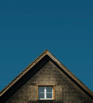 房顶和蓝色天空图片