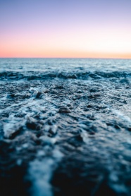 黄昏海平面海水图片