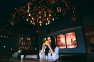 咖啡厅喝咖啡的美女图片