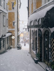 冬季欧洲街巷雪景图片