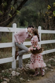 粉色浪漫情侣接吻图片