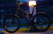 夜灯下的自行车图片