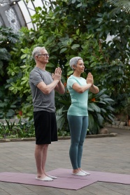 老夫老妻练瑜伽图片