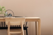 白色枫木纹理桌椅图片