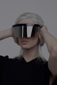 带着VR眼镜的美女图片