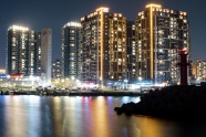 海边城市建筑夜景图片