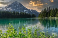 清澈森林山水湖泊图片