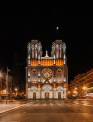 夜景下的天主教堂图片