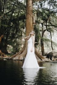 树林白色婚纱美女写真图片