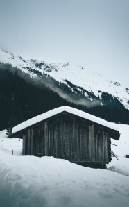 雪域高山雪地小木屋图片