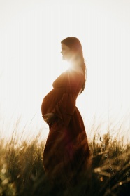 日暮黄昏孕妇写真图片