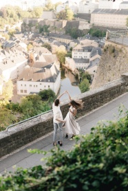 欧洲小镇旅行度假情侣图片