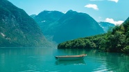 绿色山水湖泊景观图片