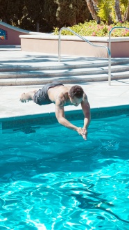 男人跳进游泳池姿势图片