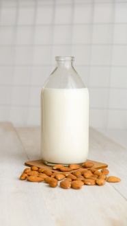 牛奶和杏仁图片