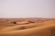 越野车行驶在沙漠图片