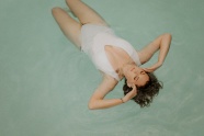 美女水中形体艺术摄影图片