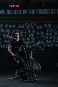 男人做有氧脚踏车运动图片
