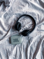 jbl扬声器和无线耳机图片
