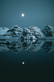 夜晚月亮雪山湖泊倒影图片