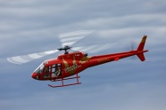 飞行的红色遥控直升机模型机图片