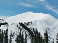 蓝天白云下的雪山图片
