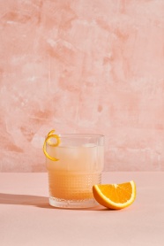 一杯鲜榨橙汁图片