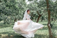 穿着婚纱的新娘摆姿势拍照图片