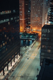 夜幕下的商务大楼图片