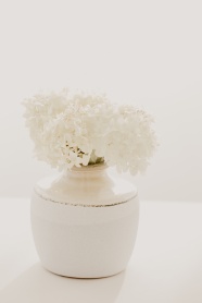 白色花瓶插花图片