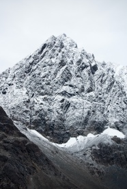 冬季冰冷雪山图片