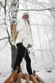 冬季树林美女写真图片