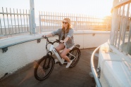 骑单车的欧美美女图片