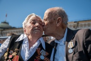 一个老人亲吻妻子图片