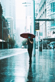 雨天街拍行人图片