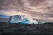大海白色冰川山脉图片