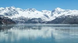 雪山下平静的湖泊流水flash动画