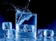 冰块透明玻璃杯图片
