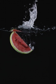 西瓜落水激起的水花图片