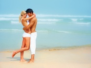 海边比基尼情侣拥抱图片