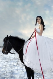 雪地骑马的卷发新娘图片