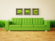 绿色沙发与照片墙图片