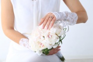 手拿着白色花束的新娘图片