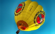 黄色热气球图片