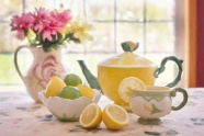 柠檬茶与插花图片