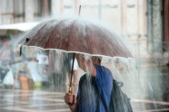 下雨打伞图片