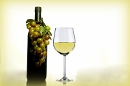 白葡萄酒和杯子图片