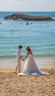 海边白色婚纱照图片